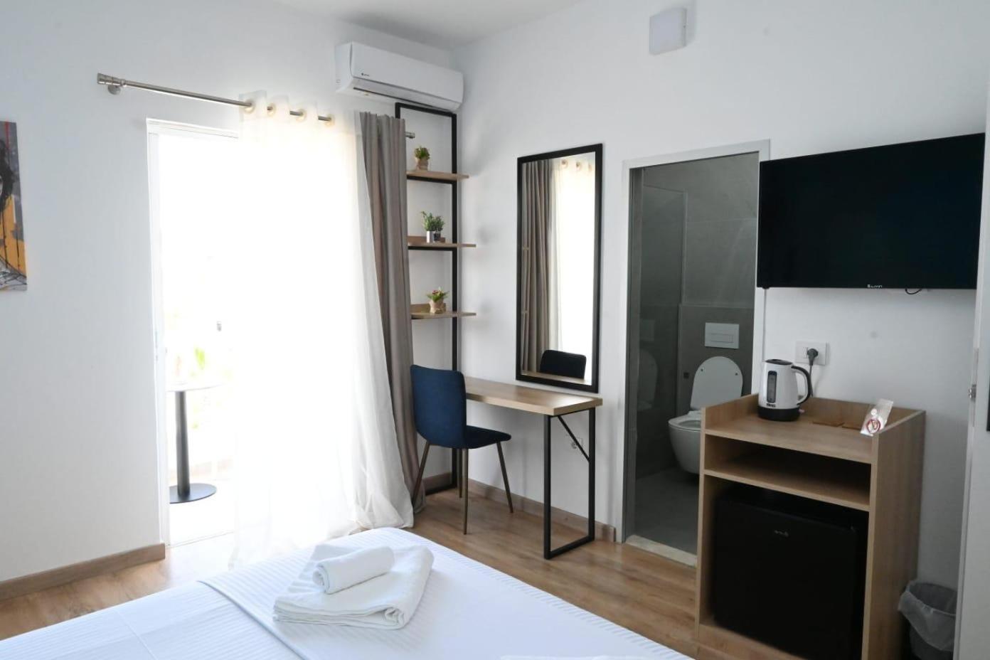 Emar Beachfront Hotel Ksamil Room photo